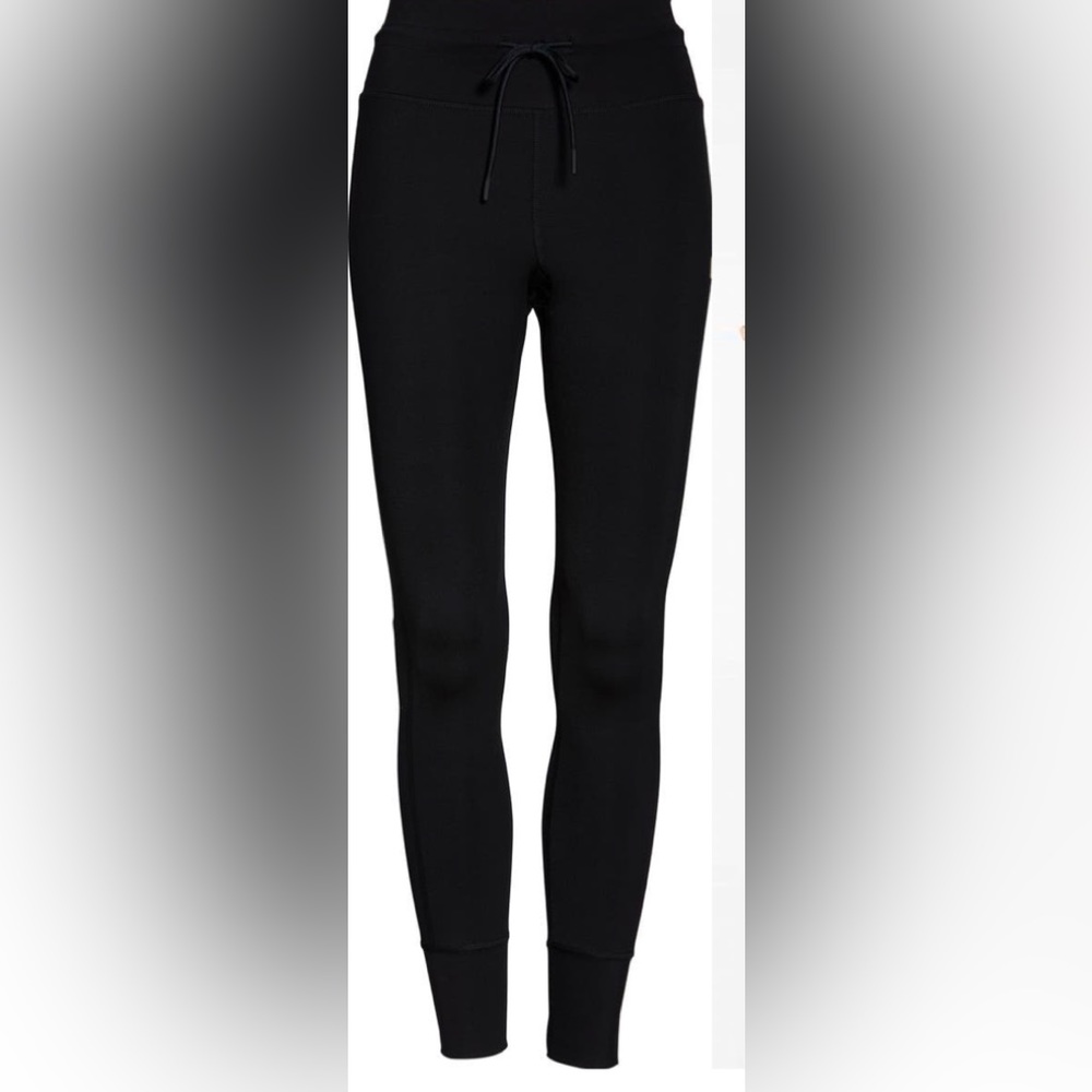 - Vuori daily leggings